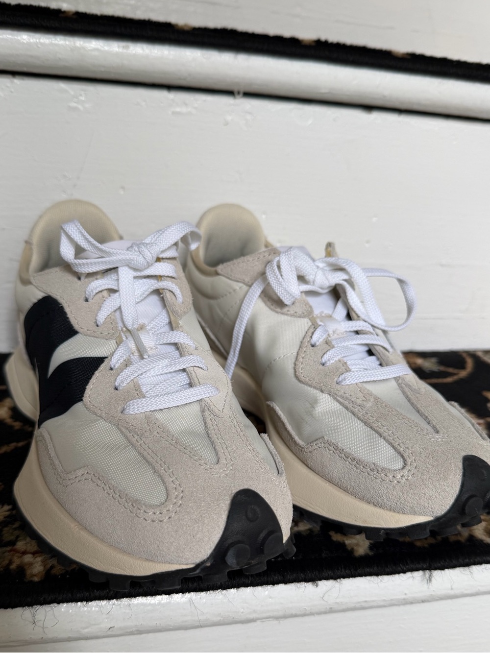 New Balance 327 women’s sneakers